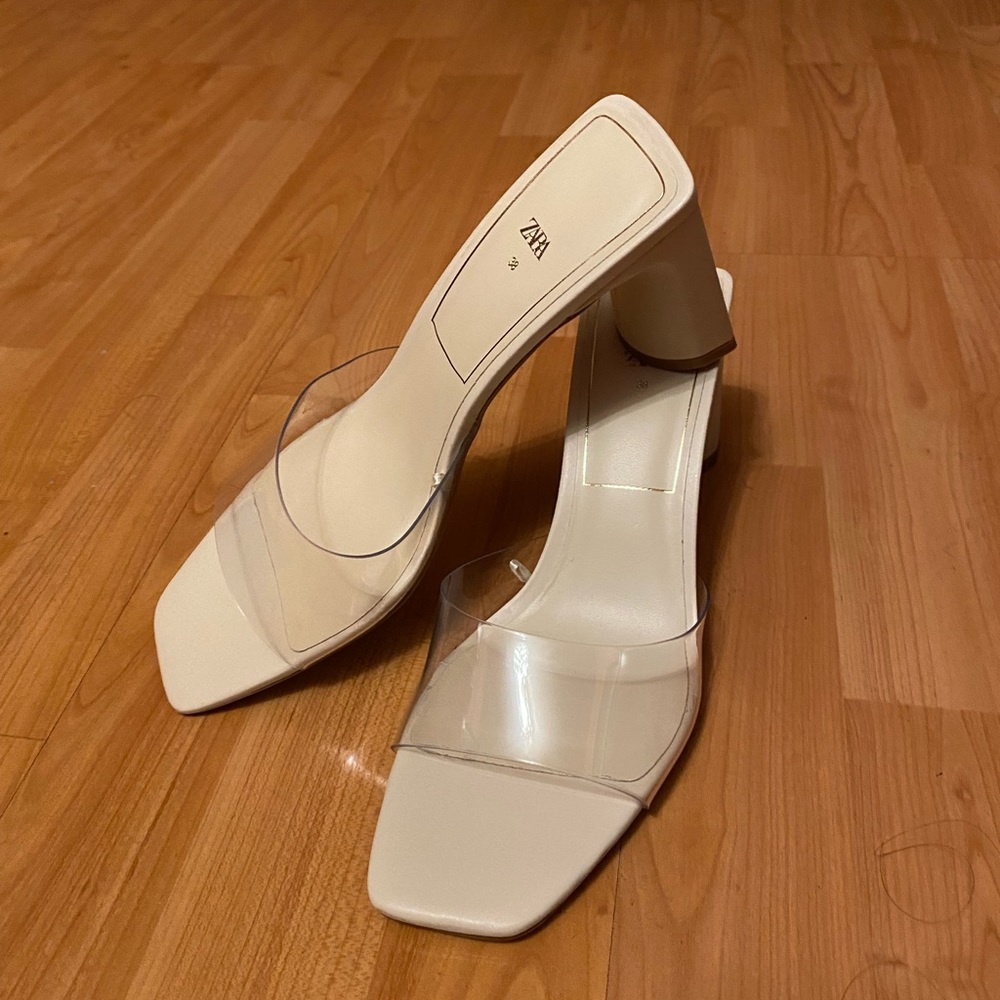 ZARA - WIDE HEELED VINYL SANDALS SIZE 38